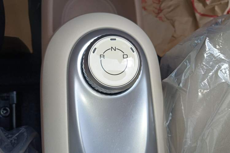 Used Wuling Hongguang MINIEV 2025 Four-Door Version Advanced Edition Gear Lever