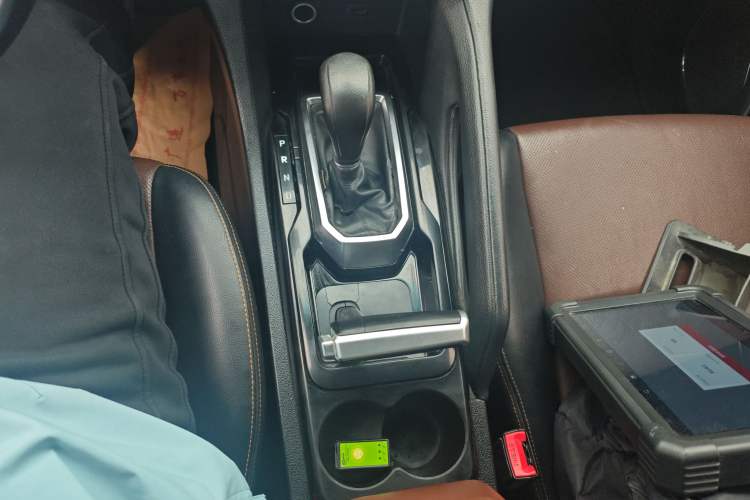 Used JMC Yusheng S350 2016 2.0T Automatic Two-Wheel Drive Gasoline Luxury Edition 5 Seats Gear Lever