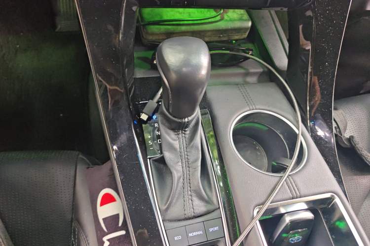 Used Toyota Avalon 2019 Dual-Engine 2.5L XLE Prestige Version China VI Standard