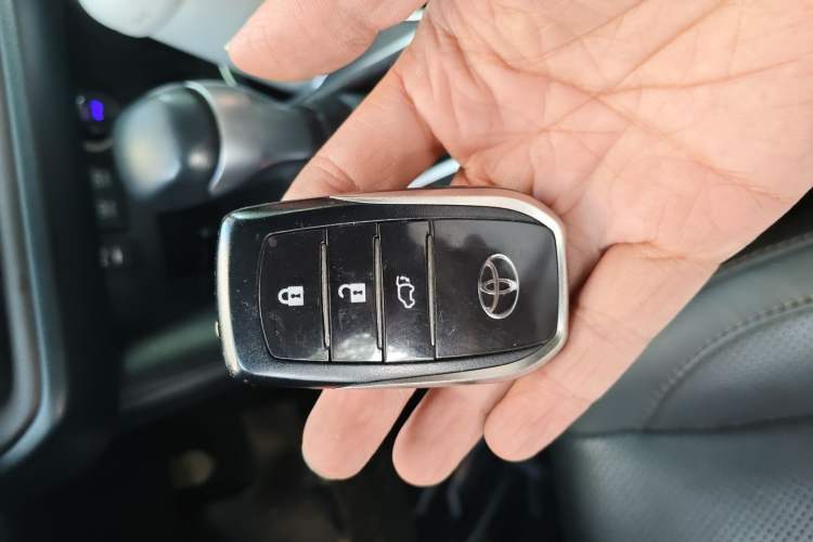 Used Toyota Highlander 2018 2.0T Four-Wheel Drive Supreme Edition 7-Seater China VI Vehicle Key