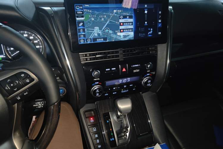 Used Lexus LM 2020 300h Seven-Seat Elegant Edition Audio And AC Panel