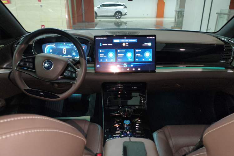 Used BYD Han 2023 EV Champion Edition 605KM Front-Drive Premium Model Center Console