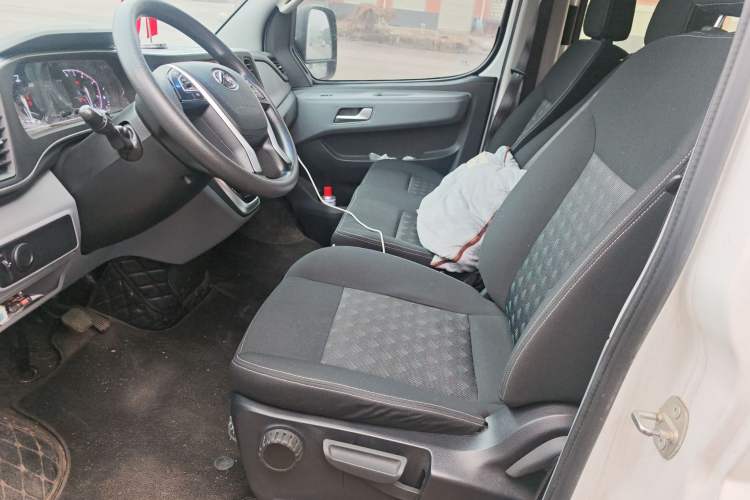 Used SAIC MAXUS Xintu V80 2024 Aotong Value Edition 6AMT Short Wheelbase Mid-Roof Model 127 Ps 5/6 Seats