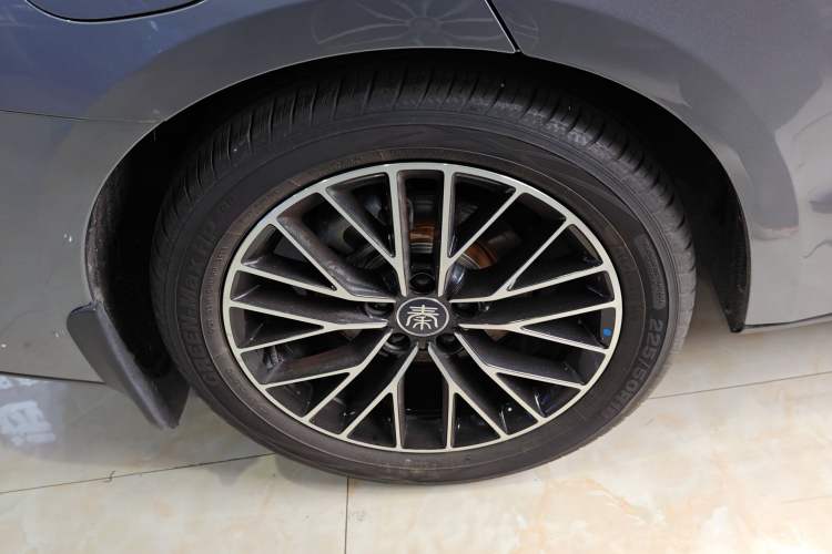 Used BYD Qin L 2024 DM-i 120KM Excellence Model Right Rear Wheel Hub