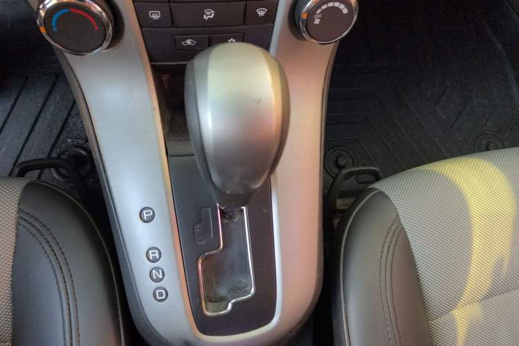 Used Chevrolet Cruze 2013 1.8L SE AT Gear Lever
