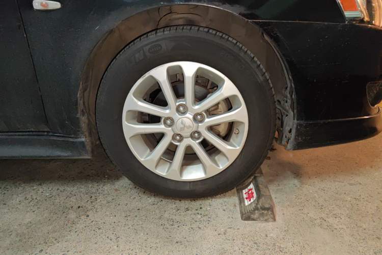 Used Mitsubishi Lancer EX 2011 Xinyuan Edition 2.0L CVT Flagship Model Right Front Wheel Hub