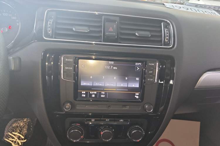 Used Volkswagen Sagitar 2018 1.6L Automatic Comfort Model Audio And AC Panel