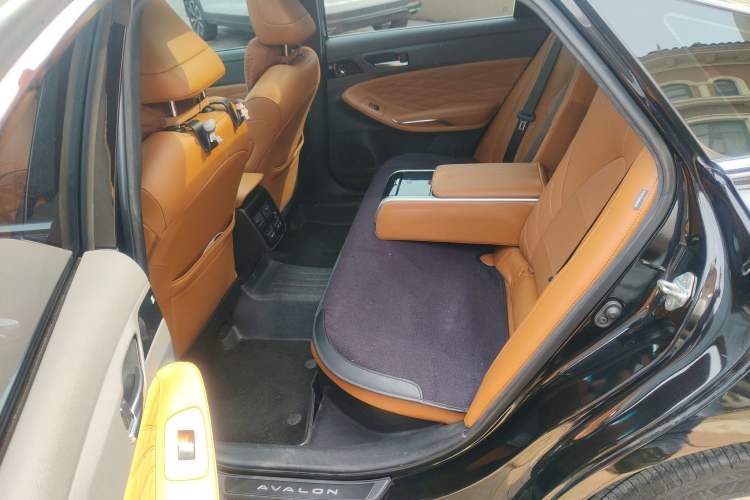 Used Toyota Avalon 2019 Dual-Engine 2.5L Limited Flagship Edition China V Standard Left Rear Seat