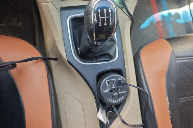 Used Baojun 730 2016 1.5L Manual Standard Version 7 Seats Gear Lever