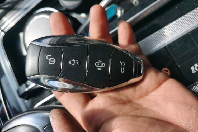 Used Hongqi H5 2023 2.0T Automatic Smart Connect Flagship Edition Vehicle Key