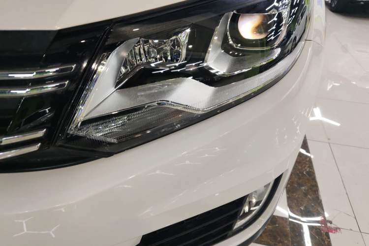 Used Volkswagen Tiguan 2016 280TSI Automatic Two-Wheel Drive Silk Road Comfort Edition Left Front Headlight