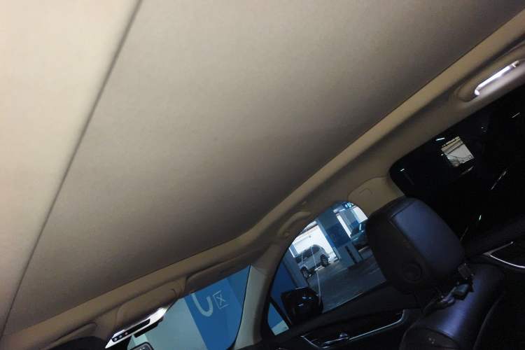 Used Cadillac XT5 2018 25T Luxury Model Headliner