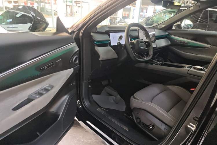 Used Lynk & Co 08 EM-P 2023 220km All-Wheel-Drive Performance Halo Driver Seat