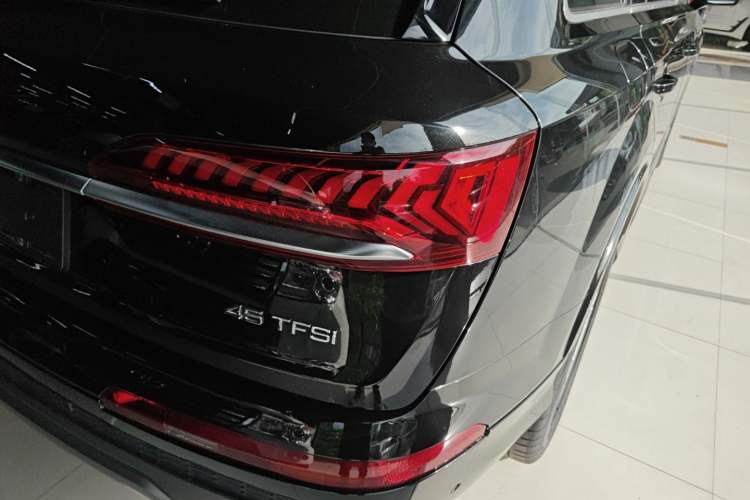 Used Audi Q7 2023 45 TFSI quattro S line Sport model Right Rear Taillight