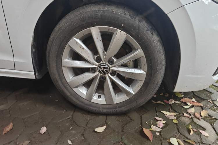 Used Volkswagen Bora 2021 1.5L Automatic Comfort Smart Connect Edition Right Front Wheel Hub