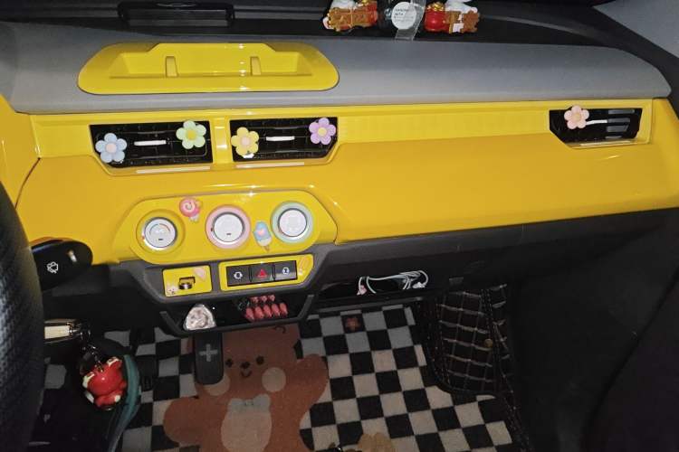 Used Chery QQ Ice Cream 2022 170km Sundae Phosphate Lithium-Ion Audio And AC Panel