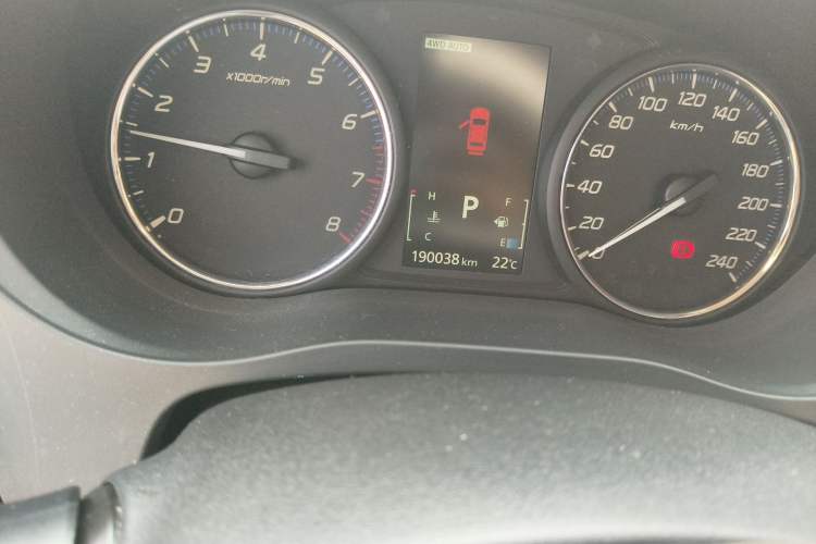 Used Mitsubishi Outlander 2014 2.4L 4x4 Deluxe Value Edition 5 Seats Odometer Close Up