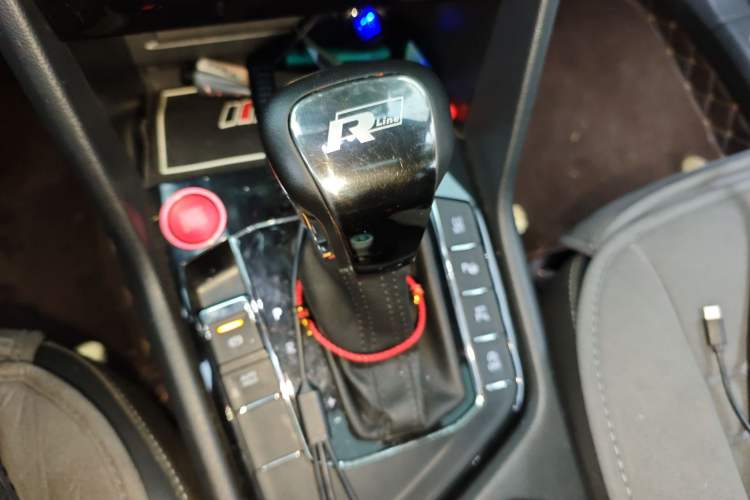 Used Volkswagen Tiguan L 2020 330TSI Automatic Two-Wheel Drive R-Line Flagship Version China VI Standard
