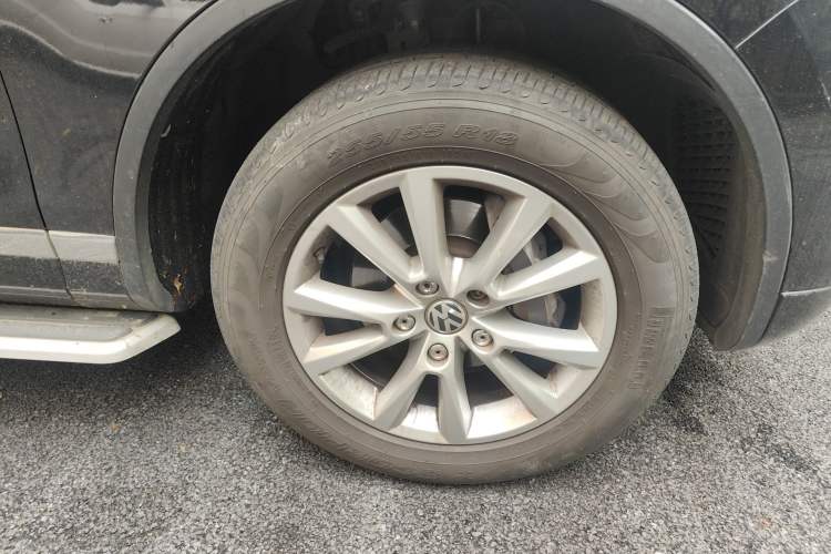 Used Volkswagen Touareg 2011 3.0 TSI High-End Version Right Front Wheel Hub