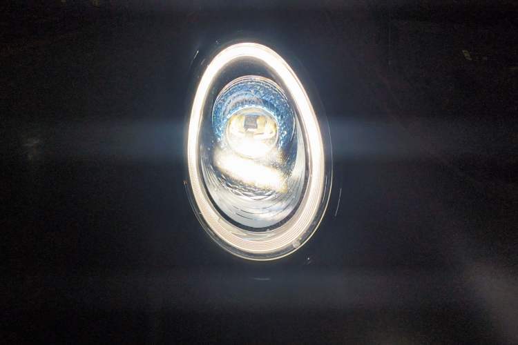 Used ORA Lightning Cat 2024 Dark Night Edition 555km Prestige Version Right Front Headlight