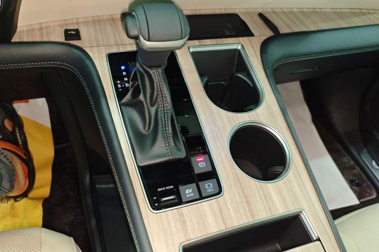 Used Toyota Sienna 2026 Model 2.5L Dual-Engine Four-Wheel-Drive Premium Edition