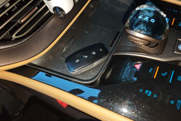 Used Denza D9 2022 DM-i 970 Four-Wheel Drive Prestige Model
