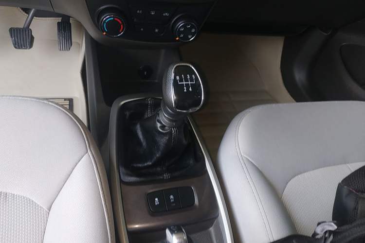 Used Chevrolet Lova RV 2016 1.5L Manual Comfort Edition Gear Lever