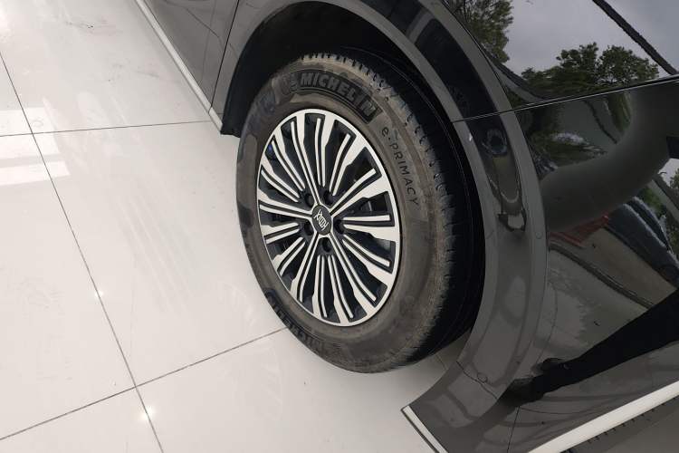 Used BYD Xia 2025 DM-i 1.5T 180km Excellence Model Right Front Wheel Hub