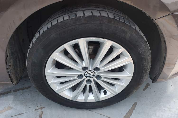 Used Volkswagen Gran Lavida 2013 1.6L Automatic Comfort Model Right Front Wheel Hub