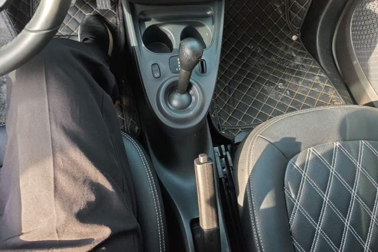 Used smart fortwo 2015 1.0L 52 kW Hardtop Passion Edition Gear Lever