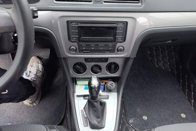 Used Volkswagen Lavida 2013 Revised Classic 1.6L Automatic Fashion Edition