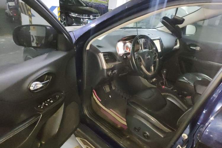 Used Jeep Cherokee 2017 2.0L Superior Edition
