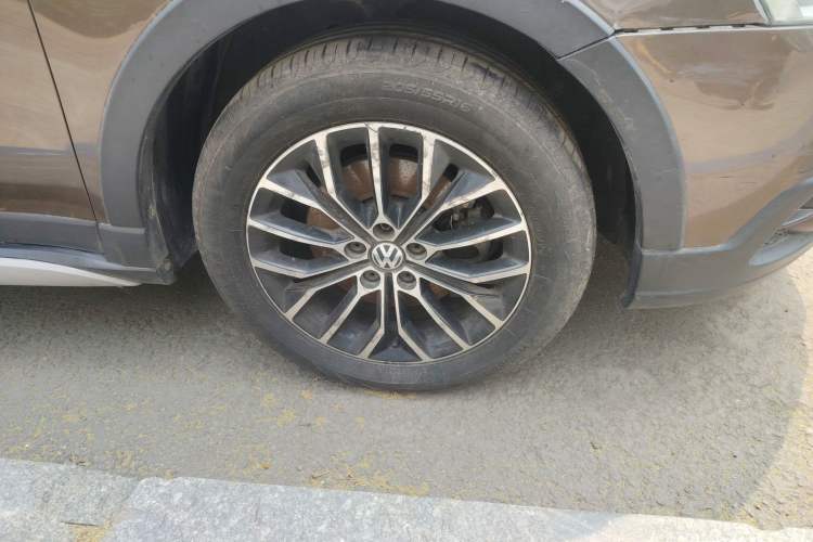 Used Volkswagen Cross Lavida 2014 1.4TSI DSG Right Front Wheel Hub