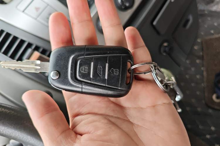 Used SAIC MAXUS Xintu V80 2017 2.5T 5-Speed Manual Aoyuntong National IV Short Wheelbase Ultra-Low Roof 5/6/10-Seater