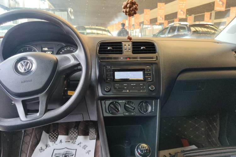 Used Volkswagen Polo 2016 1.4L Manual Fashion Model Audio And AC Panel