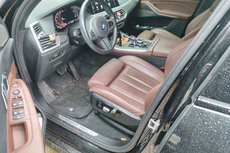 Used BMW X5 2021 xDrive40i Luxury Model with M Sport Package Left Front Seat