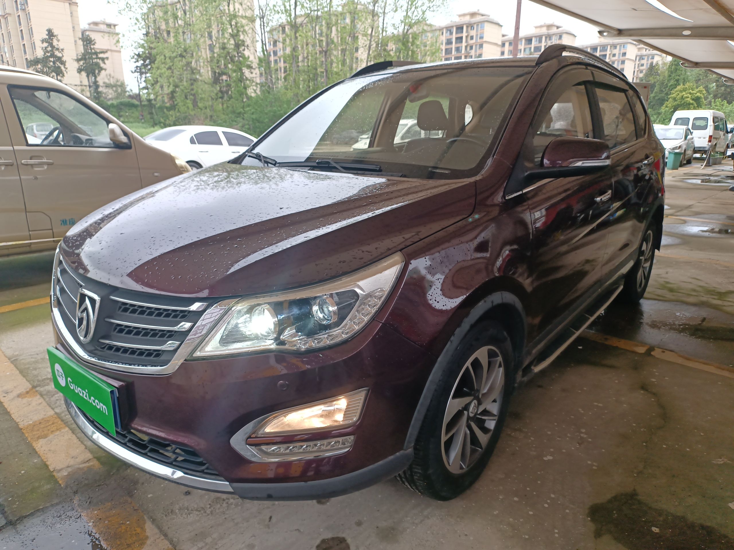 تحت مقدمة السيارة