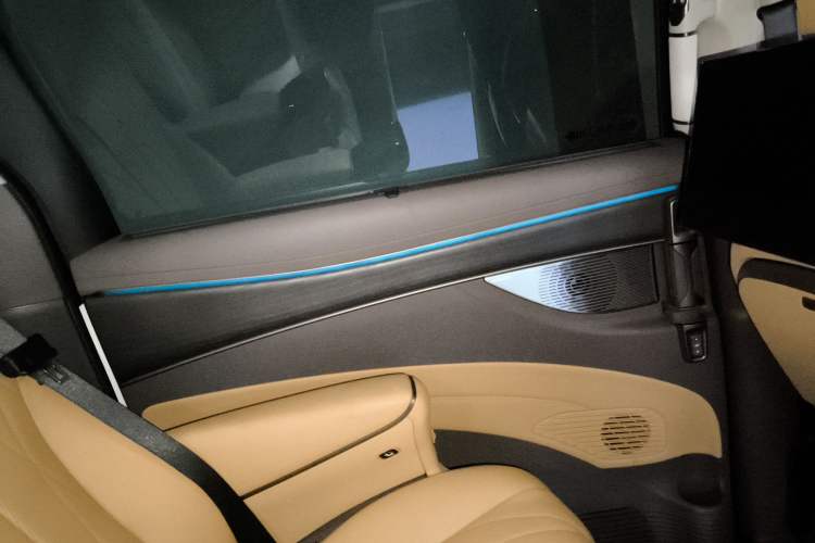 Used Denza D9 2022 EV 600 Four-Wheel Drive Prestige Model
