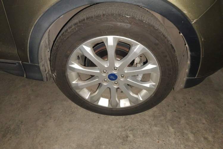 Used Ford Kuga 2013 1.6L GTDi Two-Wheel-Drive Trend Model Right Front Wheel Hub