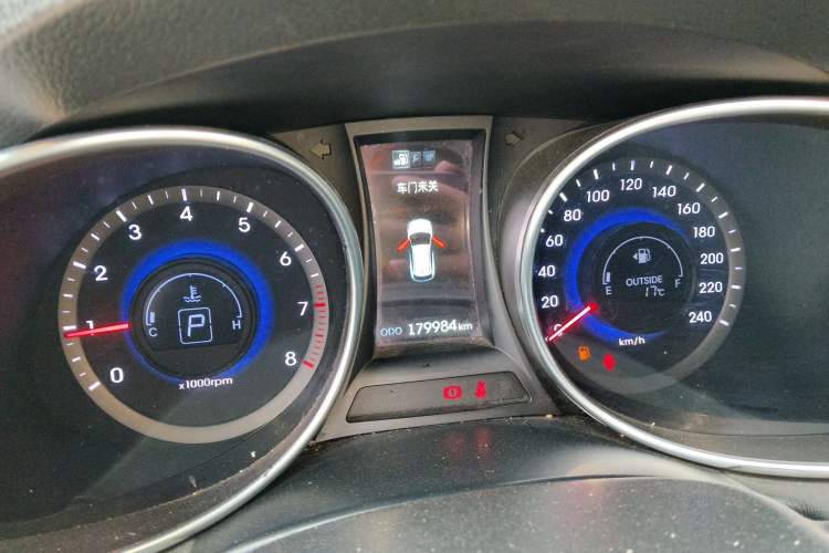 Used Hyundai Santa Fe 2015 2.0T Automatic Two-Wheel Drive Smart Version 5 Seats Instrument Cluster