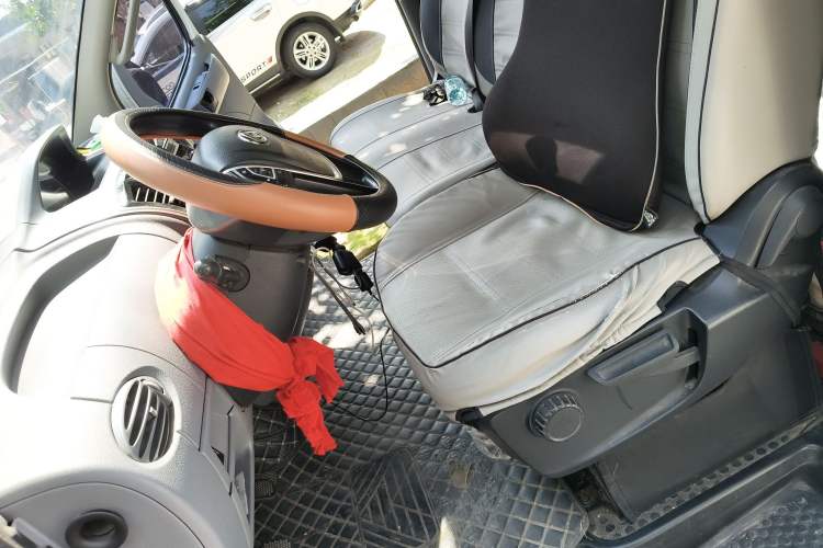 Used SAIC MAXUS Xintu V80 2019 2.5T Classic Model 6-Speed Manual Aotong Long Wheelbase Mid-Height 7-Seater