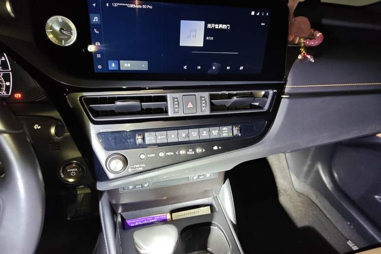 Used Lexus ES 2022 300h Deluxe Edition Audio And AC Panel