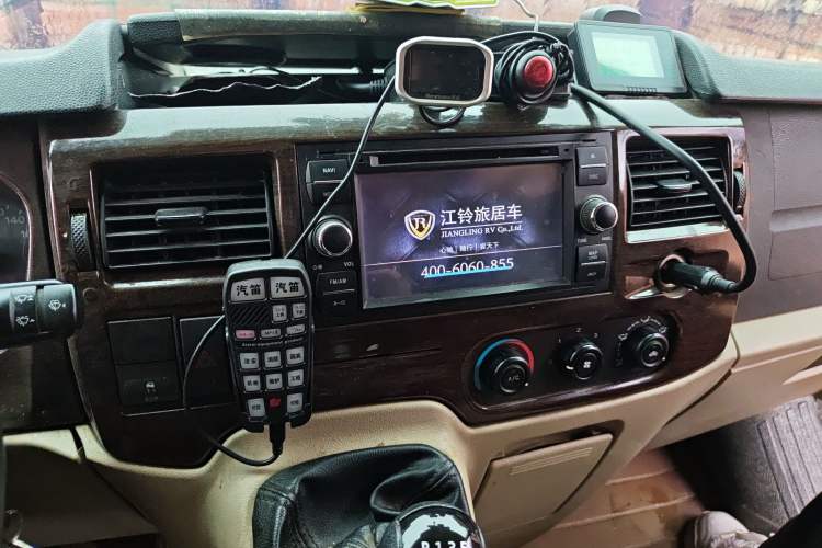 Used Ford Transit Custom 2016 2.2T Long-Wheelbase 9-Seater Mid-Roof Luxury Coach with 135 Horsepower
