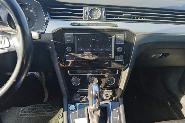 Used Volkswagen Magotan 2018 280TSI DSG Leading Model Audio And AC Panel