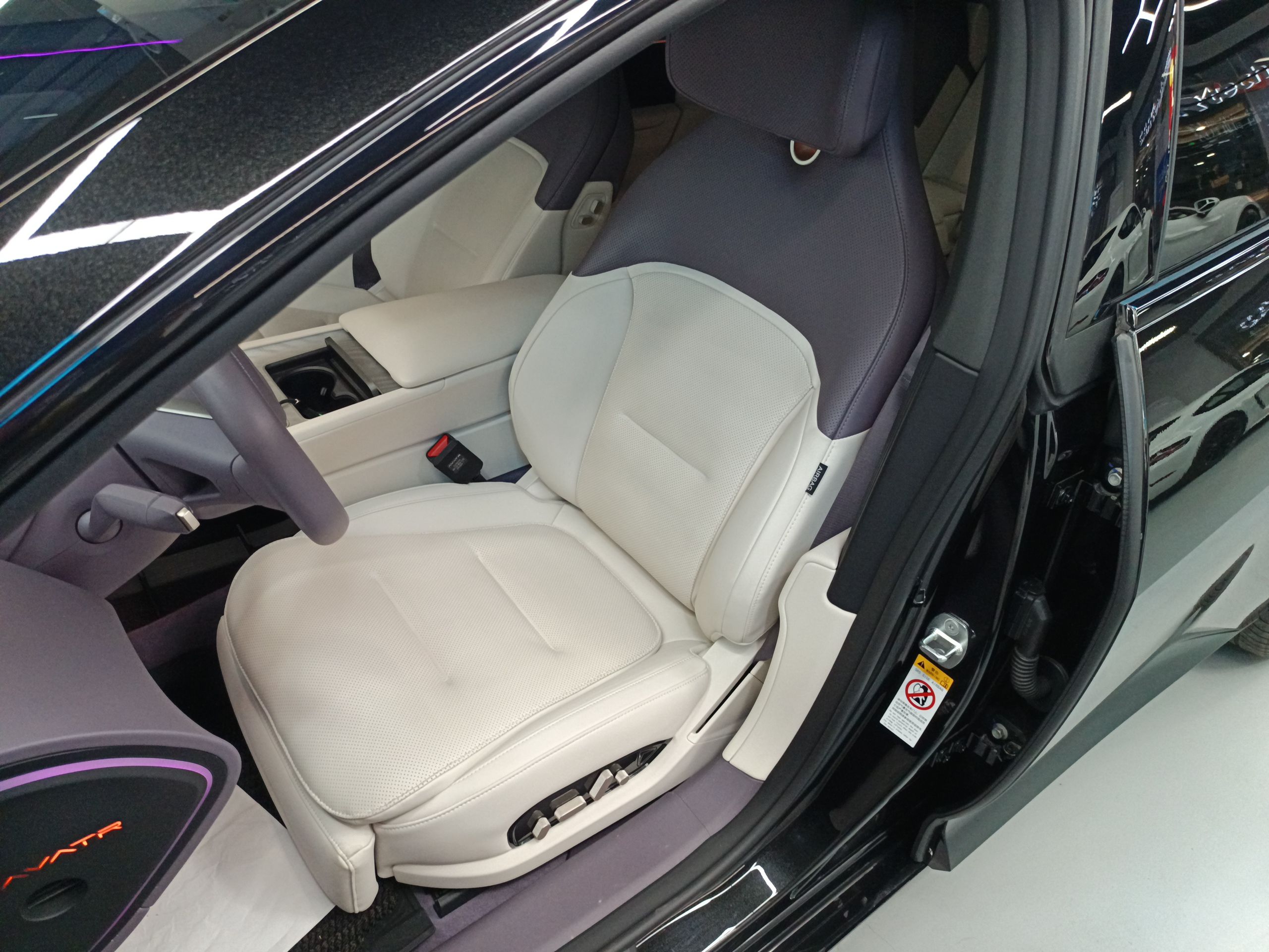 المقاعد الأمامية داخل السيارة