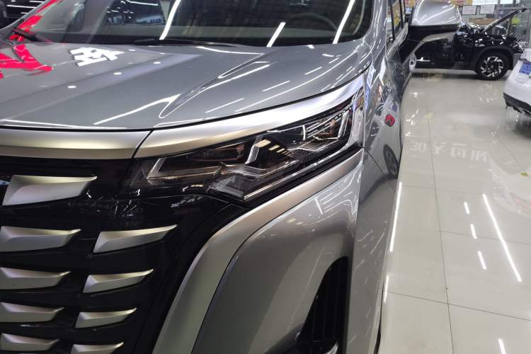 Used Denza D9 2022 DM-i 1040 Prestige Model