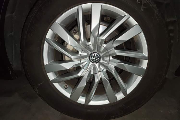 Used Volkswagen Touareg 2020 2.0 TSI RuiShang Edition China VI Standard Right Front Wheel Hub