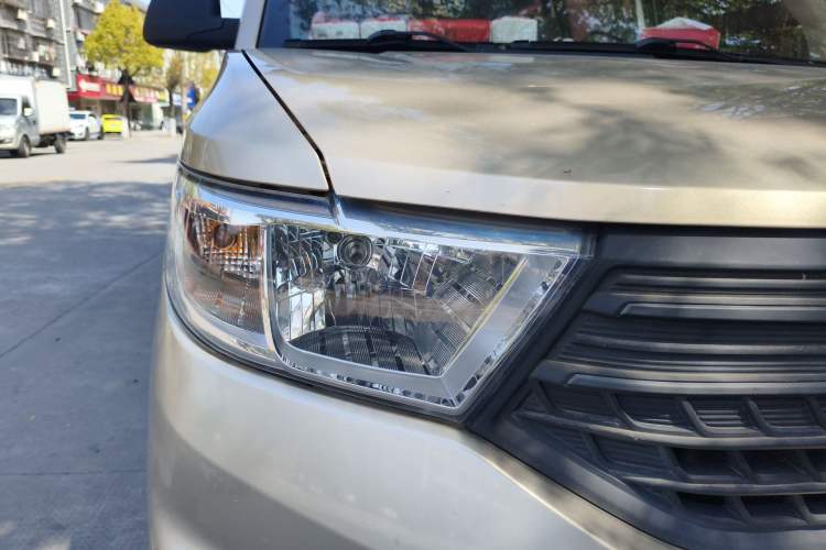 Used Wuling Hongguang V 2019 1.5L Base Version China VI LAR Right Front Headlight