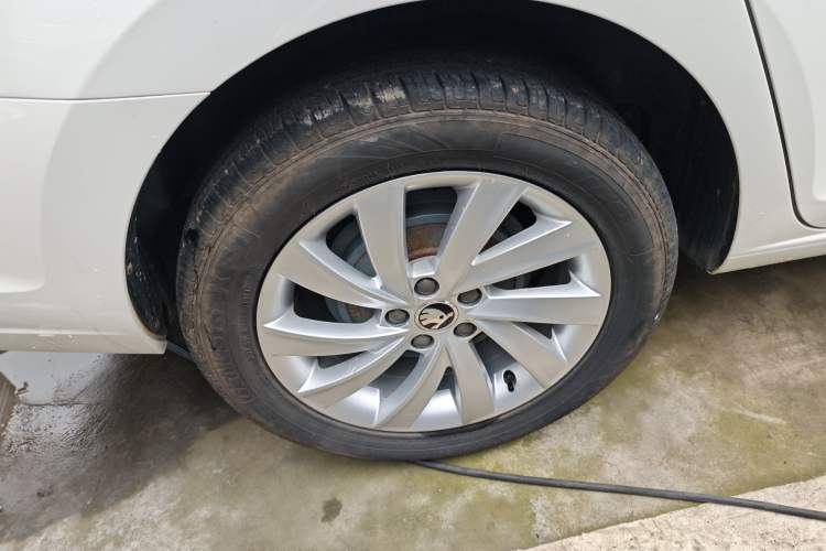 Used Skoda Rapid 2018 1.4L Manual Comfort Edition Right Rear Wheel Hub