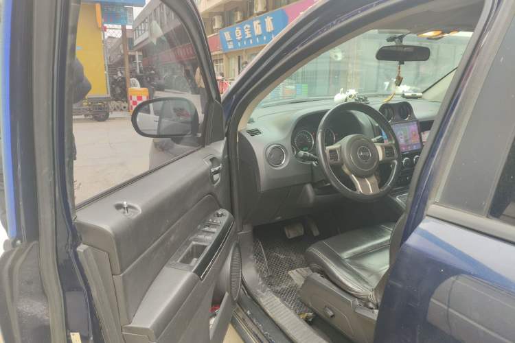 Used Jeep Compass 2012 2.4L four-wheel drive luxury version
